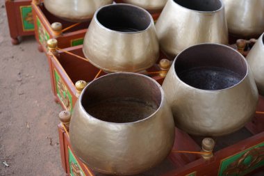 Gamelan müziğinde ritmi sağlamak için kullanılan süslü, kırmızımsı kahverengi ahşap oymalı bir vücudun yer aldığı geleneksel bir Java Kendang davulunun ayrıntılı bir yakın çekimi. Endonezya kültür mirası dolandırıcılığı