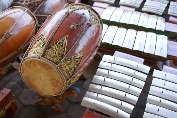 Gamelan müziğinde ritmi sağlamak için kullanılan süslü, kırmızımsı kahverengi ahşap oymalı bir vücudun yer aldığı geleneksel bir Java Kendang davulunun ayrıntılı bir yakın çekimi. Endonezya kültür mirası konsepti