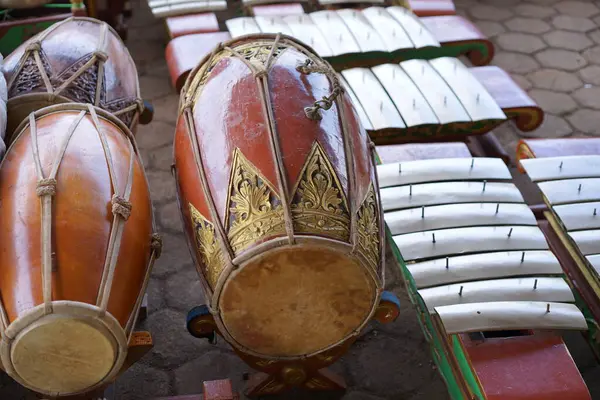 Gamelan müziğinde ritmi sağlamak için kullanılan süslü, kırmızımsı kahverengi ahşap oymalı bir vücudun yer aldığı geleneksel bir Java Kendang davulunun ayrıntılı bir yakın çekimi. Endonezya kültür mirası konsepti