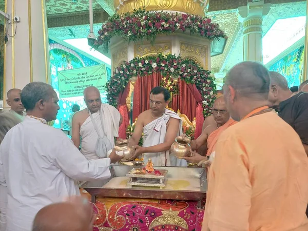 stock image Abhishek of Prabhupada on Death anniversary,Ahmedabad, Gujarat, India, Bhaktivedanta Swami died on14 November 1977at the age of 81, in Vrindavan, India