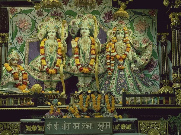 Ikcon Tapınağı 'ndaki Radha Govindji heykelleri, Gujarat. ,