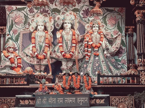 Ikcon Tapınağı 'ndaki Radha Govindji heykelleri, Gujarat. ,