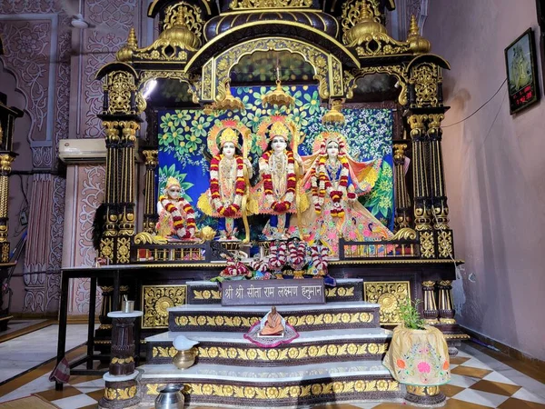グジャラート州イスクコン寺院におけるラーダ ゴヴィンジ寺の彫刻 — ストック写真