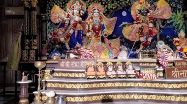 Ikcon Tapınağı 'ndaki Radha Govindji heykelleri. Ahmedabad, Gujarat, Hindistan. 