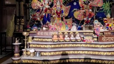 Ikcon Tapınağı 'ndaki Radha Govindji heykelleri. Ahmedabad, Gujarat, Hindistan. 