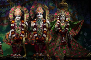 Ikcon Tapınağı 'ndaki Radha Govindji' nin güzel tanrıları Ahmedabad, Gujarat , 