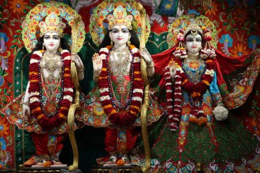 Ikcon Tapınağı 'ndaki Radha Govindji' nin güzel tanrıları Ahmedabad, Gujarat , 