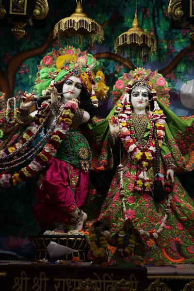 Ikcon Tapınağı 'ndaki Radha Govindji' nin güzel tanrıları Ahmedabad, Gujarat , 