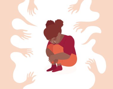 Depresyondaki çocuk ağlıyor, oturuyor ve dizlerini tutuyor, zorbalıktan ve aşağılanmadan muzdarip. Kötü muamele mağduru üzgün kızın etrafı onu tehdit eden ve taciz eden ellerle çevrili. Şiddeti durdurun..