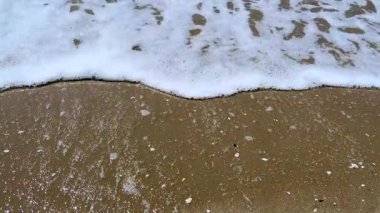 Okyanus Dalgaları yavaşça Sandy Shore 'a yaklaşıyor.