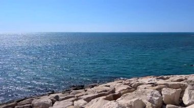 Kayalık bir kıyı şeridi ve uçsuz bucaksız mavi sularıyla, doğa ve seyahatle ilgili görseller için mükemmel bir manzara..