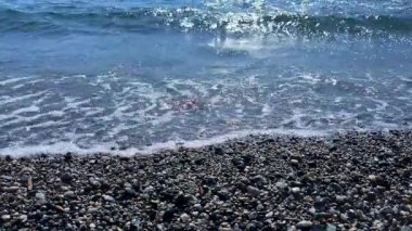 Dalgaların kayalık kıyıya çarpıp denizin dinamik enerjisini sergilediği güzel görüntüler..