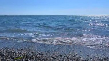 Bu video güzel mavi bir gökyüzünün altında denizin huzurlu bir görüntüsünü yakalar. Huzurlu dalgalar ve parlak gökyüzü sakin, sakin ya da kıyı temaları gerektiren projeler için bunu mükemmel kılıyor..
