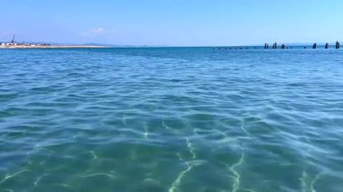Sakin dalgalarla sakin bir deniz görüntüsü. Sakin atmosfer rahatlama, okyanus temaları ve doğadan esinlenilmiş sahneler ile ilgili projeler için mükemmeldir..