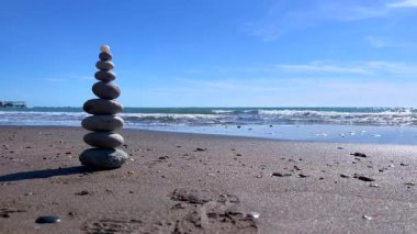 Köpüklü suyla okyanus ufkunun nefes kesici manzarası ve yukarıda açık, güneşli bir gökyüzü.