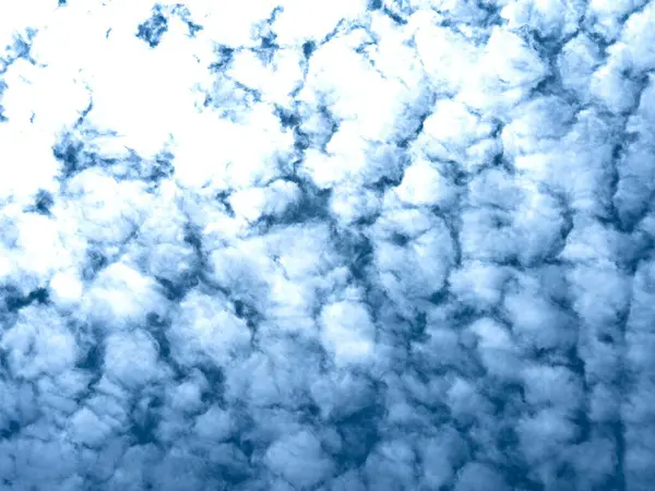 Barışçıl arka planlar, web temaları, dijital kullanım ve tasarım ilhamı için beyaz desenli bulutlu güzel bir gökyüzü..