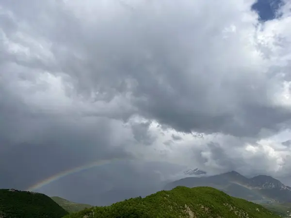 Yoğun dramatik bulutlar verimli tepe manzarası üzerinde oluşur. Dramatik sahneler, hava görüntüleri ve sinematik doğa çekimleri için mükemmel..