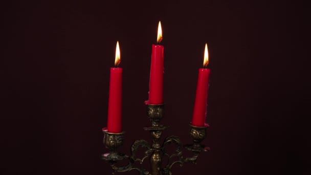 在烛台上燃着红色的蜡烛 在一个旧烛台上点亮了蜡烛 高质量的4K镜头 — 图库视频影像