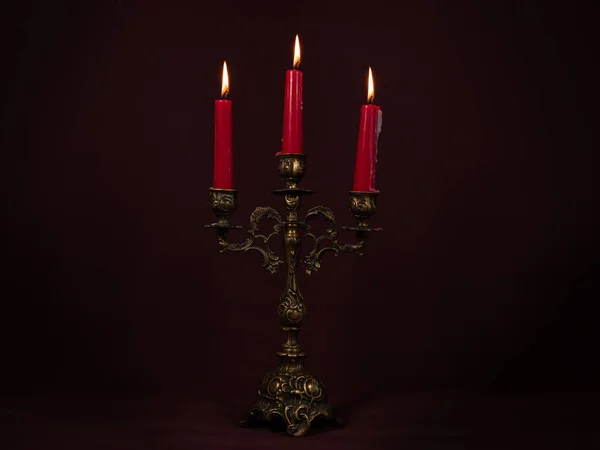 Svítí Červené Svíčky Svícnu Zapálené Svíčky Starém Svícnu Detailní Záběr — Stock fotografie