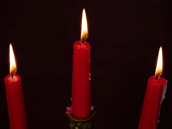 Płonące Czerwone Świece Świeczniku Zapalone Świece Starym Świeczniku Zbliżenie — Zdjęcie stockowe