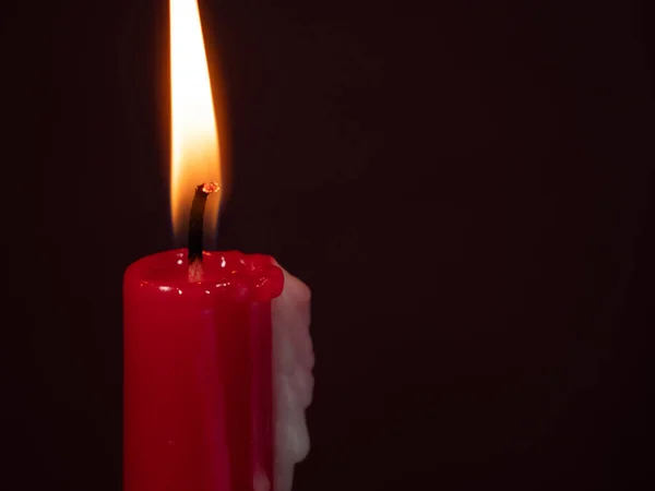 Brennende Rote Kerzen Brennende Kerzen Auf Dunklem Grund Nahaufnahme — Stockfoto