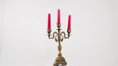 Bir şamdanda kırmızı mumlar yakmak. Eski bir şamdanda yanan mumlar..