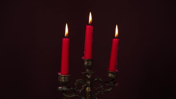 Κάψιμο Κόκκινων Κεριών Ένα Κηροπήγιο Ανάβει Κεριά Ένα Παλιό Κηροπήγιο — Αρχείο Βίντεο