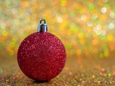 Altın bir arka planda Noel topları. Güzel bokeh 'li Noel süsü. Çok renkli toplar.