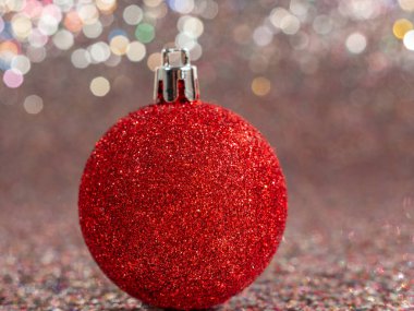 Gümüş bir arka planda noel topları. Güzel bokeh 'li Noel süsü. Çok renkli toplar.