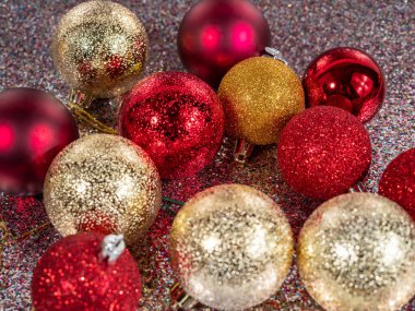 Gümüş bir arka planda noel topları. Güzel bokeh 'li Noel süsü. Çok renkli toplar.