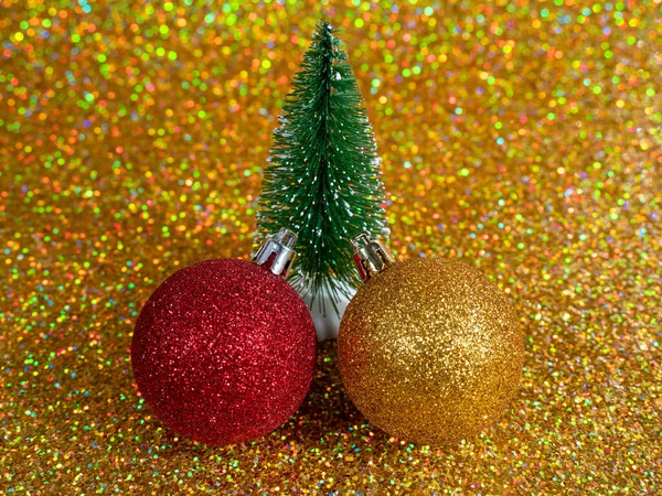 Рождественские Шары Золотом Фоне Рождественское Украшение Красивым Боке Разноцветные Шарики — стоковое фото