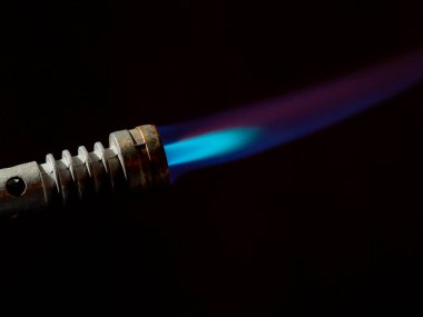 Gaz ocağı alevi. Mavi yangın siyah arkaplanda izole edildi, yakın plan..