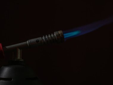 Gaz ocağı alevi. Mavi yangın siyah arkaplanda izole edildi, yakın plan..