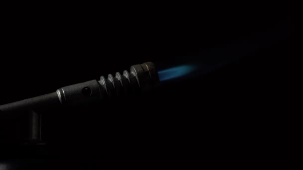 气体燃烧器火焰 在黑色背景上隔离的蓝色火 — 图库视频影像