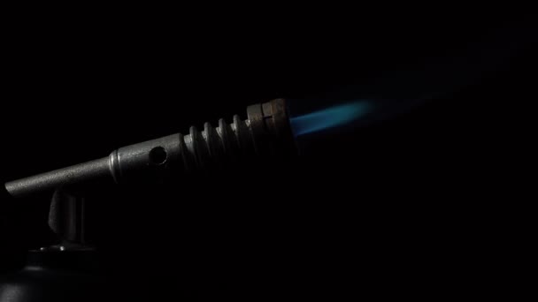 ガスバーナー炎 黒い背景に隔離された青い火 — ストック動画