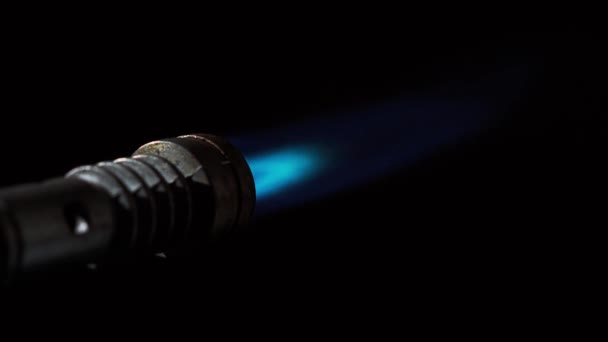 气体燃烧器火焰 在黑色背景上隔离的蓝色火 — 图库视频影像