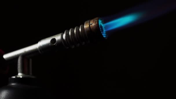 Fiamma Bruciatore Gas Fuoco Blu Isolato Sfondo Nero — Video Stock