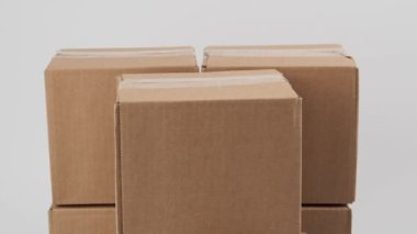 Bir alet bıçağıyla kutuyu açar..