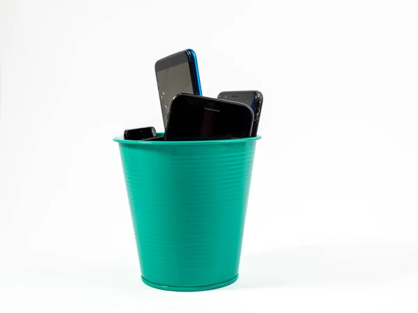 Lata Lixo Completo Smartphones Antigos Fundo Branco Conceito Reciclagem Electrónica — Fotografia de Stock