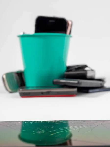 Cubo Basura Lleno Viejos Smartphones Sobre Fondo Blanco Concepto Reciclaje —  Fotos de Stock