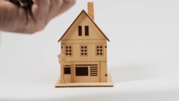 Klíč Domu Ruce Pozadí Dřevěného Domu — Stock video