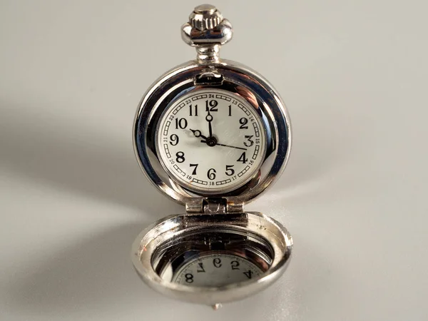Reloj Bolsillo Viejo Sobre Fondo Gris Concepto Tiempo — Foto de Stock