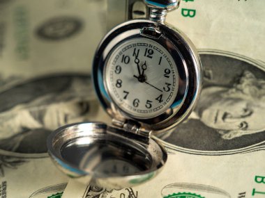 Eski cep saatleri dolar banknotlarında yalan söyler. Yakın plan..