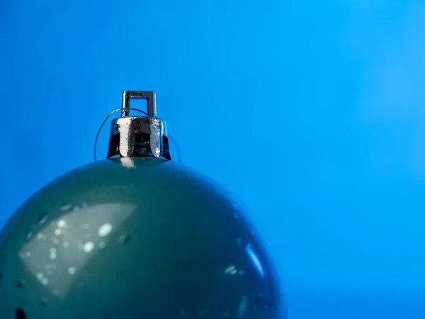 Χριστουγεννιάτικη Μπάλα Μπλε Φόντο Χριστουγεννιάτικη Διακόσμηση Χριστουγεννιάτικη Μπάλα Από Κοντά — Φωτογραφία Αρχείου