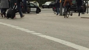 Berlin, Almanya, 11 Kasım, 2022. Yayalar yolun karşısına geçiyorlar. Yayalar yoğun bir kavşağı geçiyor. Yüksek kaliteli FullHD görüntüler
