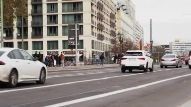 Berlin, Almanya, 11 Kasım, 2022. Şehir ulaşımının hareketi. Şehrin araba akışı. Yüksek kalite 4k görüntü