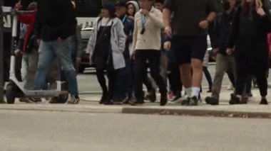 Berlin, Almanya, 11 Kasım, 2022. Yayalar yolun karşısına geçiyorlar. Yayalar yoğun bir kavşağı geçiyor. Yüksek kaliteli FullHD görüntüler