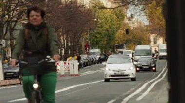 Berlin, Almanya, 11 Kasım, 2022. Şehir ulaşımının hareketi. Şehrin araba akışı. Yüksek kalite 4k görüntü