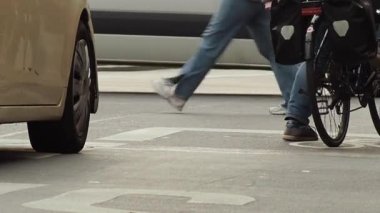 Berlin, Almanya, 11 Kasım, 2022. Şehir ulaşımının hareketi. Şehrin araba akışı. Yüksek kalite 4k görüntü