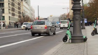 Berlin, Almanya, 11 Kasım, 2022. Şehir ulaşımının hareketi. Şehrin araba akışı. Yüksek kalite 4k görüntü